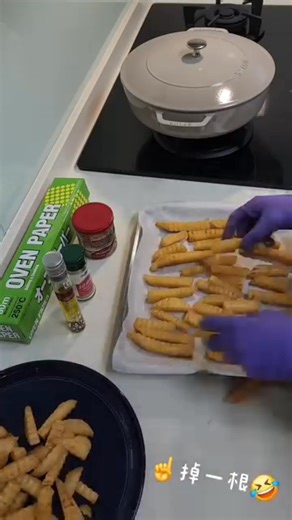 減醣低卡🍟假鬼假怪薯條🍟⁡ ⁡ 👀 看好了⁡ 薯條不用炸，也不用馬鈴薯⁡ ⁡ 豆薯 ➜ 切 ➜ 燙 ➜ 調味 ➜ 烤⁡ ⁡ ✅ 熱量低⁡ ✅ 碳水低⁡ ✅ 罪惡感更低⁡ ⁡ 🔧 怎麼做？⁡ 1️⃣ 豆薯去皮，切成「薯條形狀」⁡ （波浪刀更像薯條，吃起來更開心）⁡ ⁡ 2️⃣ 水滾燙5分鐘⁡ 👉 去掉多餘澱粉，烤起來更脆⁡ ⁡ 3️⃣ 完全瀝乾⁡ 👉 表面要乾，才脆，不要濕搭搭⁡ ⁡ 4️⃣ 調味⁡ 我用：辣椒粉、橄欖油、胡椒、鹽⁡ （你開心怎麼撒都可以）⁡ ⁡ 5️⃣ 烤箱預熱後200°C / 15 分鐘⁡ 中間翻一次面⁡ 👉 上色變金黃就可以出爐⁡ ⁡ 🥳 口感是「脆＋不膩」⁡ 減醣不是受苦，是換個方式吃⁡ ⁡ #蜜雪兒減醣實驗室 #豆薯薯條 #減醣料理 #少油無煙 #假鬼假怪的薯條 #低卡小確幸 #好好吃飯 #好好生活 | 蜜雪兒減醣實驗室 Michelle Low Carb Diet Laboratory