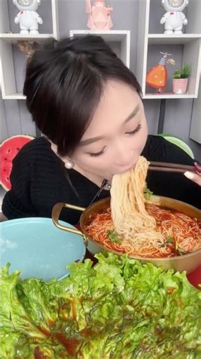 发10包,我吃的2包,细面也很劲道,辣酱偏咸口,甜味不明显,中辣,口感更中式,这款可以泡可以煮 #白象 #火鸡面 #短视频带货王