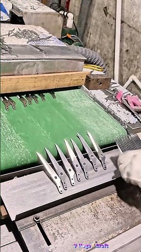 ハサミ工場の高速仕分け！流れてくる刃を美しく整列する職人技✂️⚙️