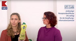 Schon mal was vom UFI-Code gehört? 🤔 Dieser 16-stellige Code (eindeutiger Rezepturidentifikator) soll der Österreichischen Vergiftungsinformationszentrale (VIZ) in Notfällen helfen, Produkt und Inhaltsstoffe schneller zu identifizieren, sodass schneller korrekt beraten werden kann. Aktuell ist er selten auf Produkten zu finden. Das soll sich ändern. Bis 2025 ist die UFI-Code-Kennzeichnung für Konsumentenprodukte, die in der Europäischen Chemikalienverordnung geregelt sind, vorgeschrieben. Das g