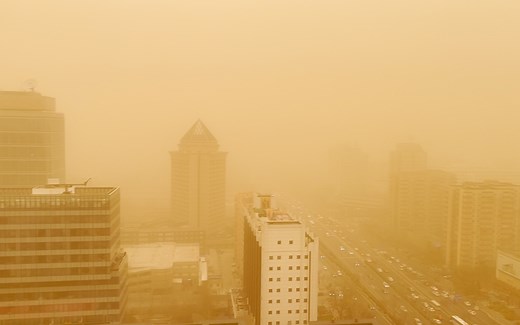 实拍沙尘暴袭击北京城：天空昏黄一片，汽车缓慢行驶