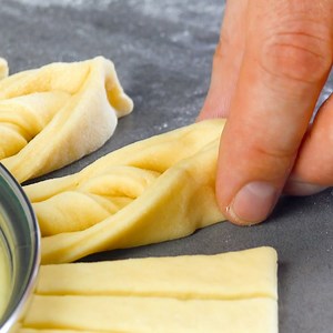 905K views · 5.6K reactions | Essa torta em forma de flor é uma beleza! E o recheio? Hmmm! 不 Guarde no Pinterest: https://bit.ly/3e6vsZf Ingredientes e passo a passo: https://youtu.be/7gx0H8W03cE | A Receitaria | Facebook