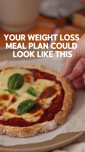 What if we told you you could still enjoy delicious food like this pizza while following The Fast 800 Programme? 🍕 No bland “diet” food here - just real, satisfying recipes adapted from all your favourites, so you can stay on track without giving up all the foods you love 🙌 | The Fast 800