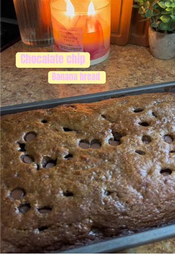 ₊˚⊹ ᰔ Chocalate chip banana bread ₊˚⊹ ᰔ Ingredients: - 3 ripe bananas - 2 eggs - 1/2 stick melted butter - 1/2 regular sugar - 1/2 brown sugar - 1 tbsp vanilla extract - 1 tbsp baking soda - 1 1/2 cups of flour - 1 tbsp cinnamon - chocalate chips Smash your bananas until smooth, add your ingredients mix everything together. Spray your pan & add batter. I put in preheated oven at 350 for 30 min 💝 #bananabread #pandeplatano #recetafacil #easyrecipe #baking