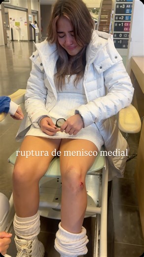 MERCEDES ROA on Instagram: "ruptura de menisco medial hace 15 días me agredieron en Marsella, desde entonces el dolor no paró, incrementó así que fui al doctor y me mandaron a hacer una resonancia magnética simple de rodilla y tengo el menisco medial roto, mucha inflamación; bursitis patelar traumática y otras cosas que apenas entiendo. Encima que venía de recuperarme de mi lesión del tobillo izquierdo el cual también fue afectado en la agresión y me debilitó los ligamentos centrales y los múscu