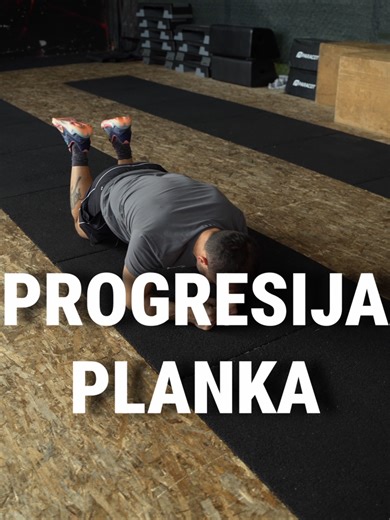🎥 Progresija vježbe plank — temelj snažnog i stabilnog tijela Plank je jedna od onih vježbi koje svi “znaju”, ali rijetko tko ih stvarno radi pravilno i progresivno. U ovom videu pokazujem progresiju planka — od jednostavnijih prema zahtjevnijim varijantama, kako bi: ✔️ postupno jačao trup ✔️ gradio stabilnost bez nepotrebnog opterećenja ✔️ izbjegao kompenzacije i bolove Zašto je plank dobar? Plank nije samo vježba za “trbuh”. On uči tijelo kako: 👉 održavati stabilan trup 👉 povezati ramena, k