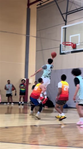 Playing Basketball with One Hand: A Unique Challenge