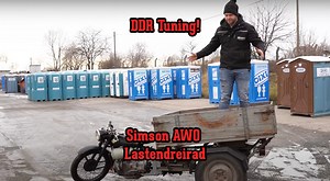 In diesem Video zeigen wir euch eine AWO Lastendreirad von 1959. Und ja - es hat wirklich 20 Gänge! Ein Zeitzeugnis der DDR - dieses Dreirad spiegelt vieles wieder, aber vor allem steht es für Einfallsreichtum und Schraubergeist. Alle Hintergründe und Details erfahrt ihr in unserem Video. | Edelweiss-Customs