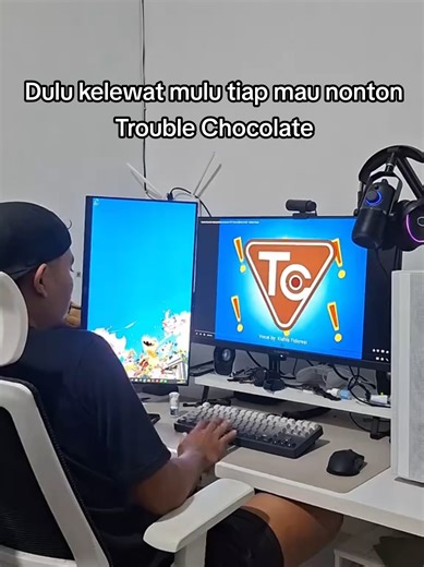 Ada masa dimana mendengar opening Trouble Chocolate langsung membuat hati terasa hangat dan penuh kenangan 🥺 Begitu lagunya mulai diputar, kita seperti dibawa kembali ke masa kecil… duduk di depan TV tanpa beban, hanya menikmati cerita aneh tapi seru dari para karakter di akademi sihir itu. Anime ini memang unik, penuh komedi dan kejadian tak terduga. Tapi justru karena itu, setiap episodenya terasa ringan dan menyenangkan untuk ditonton. Dulu kita mungkin hanya menunggu ceritanya dimulai… tapi