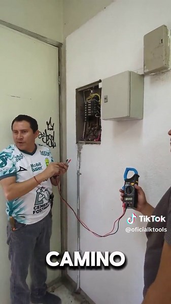 ¿Es correcto puentear eléctricamente la tierra con el neutro? 🤔 Fragmento de clase curricular impartida por el Ing. Félix en el ITL. #ktools #trabajo #instalacioneselectricas #ingenieria #electricidad #energia