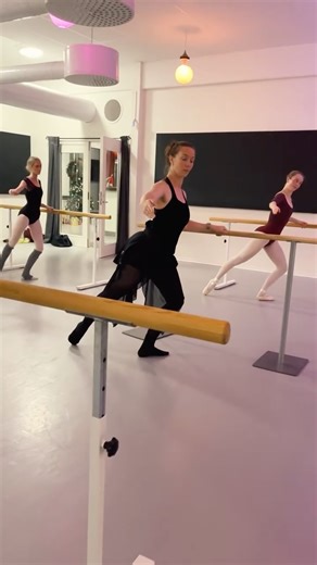 WILSON DANCE FACTORY | Dans | Danskurs | Helsingborg on Instagram: "🩰 Ballett 14+ & Vuxna för nybörjare och medelavancerade elever på Wilson Dance Factory - Vårterminen 2026 🔻 📆Torsdag (start 22/1) 💃NYBÖRJARE 18:15-19:15 sold out ❗️ 💃FORTSÄTTNING 19:20-20:20 available spots ✅ 💃TÅSPETS 20:20-20:50 available spots ✅ ℹ️ While Aleksandra Zajk @alexandra.zajk is on maternity leave, the spring semester classes will be led by the wonderful Katla Swahn Modig! 🌟 Under lektionerna kommer hon att ta