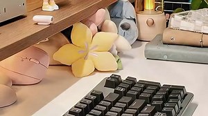 罗技G815客制化键盘支持RGB灯效与热插拔轴体，办公写作更高效，游戏打字无延迟，音质清脆，适合日常多场景使用。