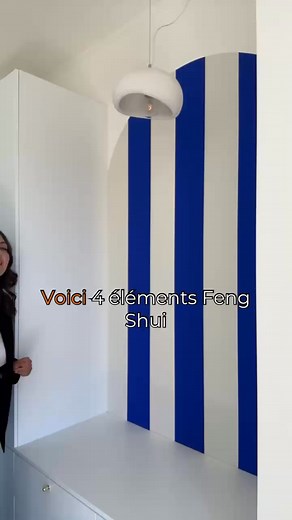 💻 Optimisez votre bureau professionnel avec le Feng Shui 👇 💼 Choisissez un bureau en bois plein : Cela favorise la stabilité. Si votre bureau est en verre, ajoutez un sous-main en cuir pour vous soutenir. 💺Optez pour un fauteuil confortable : Assurez-vous qu'il ait un dossier plein, un appuie-tête et des accoudoirs pour un soutien optimal et une meilleure stabilité. 🪑🪑Installez deux chaises devant votre bureau : Même si vous travaillez principalement en ligne, cela symbolise l'accueil de v