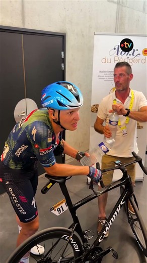 🥵 Juste après l’arrivée, les coureurs cherchent un peu de fraîcheur ! #TDF2026