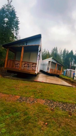 Rain or Shine- We Deliver! 🌧️ Only in the PNW can you get all four seasons in one delivery day 😅 But a little rain won’t stop us. Our crew’s out here making it happen, one home at a time! Because if we waited for sunshine… we’d never get anything done 😉 #ManufacturedHomes #PNWStrong #RainOrShine #HomeDeliveryDay #ZenithHomes | Zenith Homes