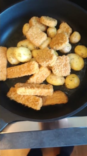 MVlog - Day 702 - Vegan nuggets, vegetarian fish fingers and rosemary potatoes!
