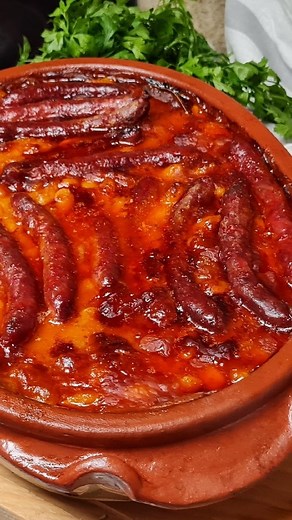 Stanislava Tarbuk on Instagram: "Prebranac sa kobasicama😊 Evo kako ja reagujem na promenu vremena, odmah jača hrana🤭🤭🤭 A muž plače od srece😁😁😁 A vi?! 😁😁😁 Želim vam lep dan❤ Video recept mozete pogledati na YouTube kanalu Kuvajte sa Stasom😊 #prebranac #pasulj #beans #rucak #rucakideje #jelanakasiku #domacakuhinja #domacahrana #balkanfood #tavcegravce #grah #kobasice #kuvajte_sa_stasom #beans"