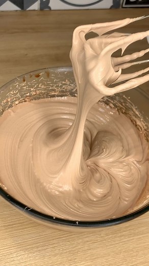 Hanna on Instagram: "Ganache montée chocolat/praliné 1 feuille de gélatine 200ml de crème liquide entière chaude 100g de praliné noisette 220g de chocolat au lait 200ml de crème liquide entière froide Placez au frigo toute la nuit • #ganache #ganachemontée #chocolat #praliné #noisette #praline #patisserie #patisseriemaison #cuisine #cuisinemaison #pastry #food #foodstagram #gateau #layercake #recette #recettefacile #reels #reelsviral #reelsinstagram #foodvideo"