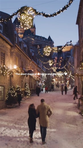 Winter’s falling snow transforms Québec City into a fairytale-like setting. Steeped in history, bursting with life and truly magical to experience, the capital city is a wonder that delights visitors year after year. ❄️✨ 📍🎥 : Quartier Petit Champlain, Québec cité | Bonjour Québec