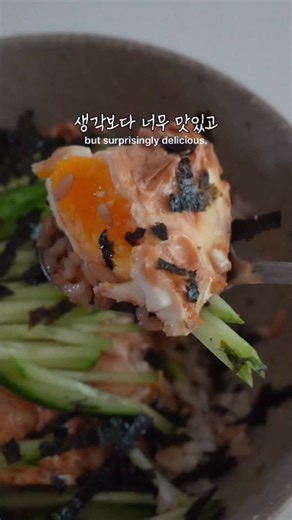 재일이 | 다이어트요리 | 다이어트레시피 on Instagram: "요리하기 귀찮을 때 이렇게 드셔보세요✨ 오이 싫어하신다면, 씻은 묵은지 송송 썰어 넣어 드셔도 맛있어요😉 재료(1인 기준) -계란 2~3개 -오이 1/3~1/2개 -김가루 취향껏 -물 2T -간장 3T -알룰로스 1T -참기름 1T 1.오이는 얇게 채 썰어 준비해주세요. 2.내열용기에 물 2T 간장 3T 알룰로스 1T 넣어 잘 섞어준 후에 2.달걀 깨 넣은 후 포크로 찔러 노른자 터트려서 전자레인지에 1분씩 끊어서 총 3분 정도 돌려주세요. 3.뜨끈한 밥 위에 익힌 달걀 올려준 후 참기름 1T, 손질한 오이 그리고 김가루 취향껏 뿌려주면 완성입니다🌿"