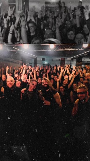 NULL POSITIV on Instagram: "Ein letzter Abend im Club. Die letzte Nacht in alter Besetzung. Emotionen bis zum Anschlag, Liebe in jeder Note, Ekstase im Raum. Danke, dass ihr diesen Moment mit uns geteilt und für immer festgehalten habt. 🖤 #elliberlin #nullpositiv #abschiedskonzert #annaberg #metalband"