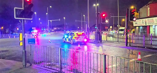 Police close major Liverpool road following crash | Liverpool Echo News