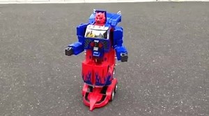 Optimus Prime modelo a control remoto Incluye pila recargable Escala aprox 1/24 Se transforma y tiene sonidos (se transforma presionando un botón desde el control remoto) Suena mientras anda Va adelante, atrás derecha e izquierda $ 115.000 | Modelos a escala top