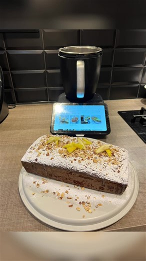 🍋 CAKE CITRON AMANDES ULTRA FONDANT 🍋 Coulis citron texture moelleuse à tomber 🤍 Réalisé au Thermomix TM7 en quelques minutes seulement. 👉 Le genre de gâteau qui embaume la cuisine, 👉 qui fond en bouche, 👉 et qui disparaît trop vite 😅 Parfait pour : ☕ le goûter, le petit déjeuner 🍰 un dessert léger 💛 ou juste se faire plaisir 💬 Tu es plutôt team citron ou team chocolat ? 💾 Pense à enregistrer la recette ❤️ Like si tu aimes les gâteaux ultra fondants #cakecitron #thermomix #tm7 #gateau