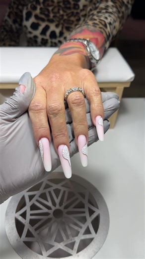 A fost o zi lunga🔥 partea buna este ca imi incep activitatea de dimineata si lucrez suficient de rapid incat sa nu ma prinda 21/22:00 in salon. 🛍️Va ofer si codurile mele de reducere la produsele pe care le-am folosit: @yasbeautylab “DIACONUANDREEA15” @nails.artist.ro “DIACONU15”