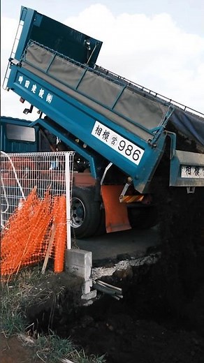 10ｔダンプが豪快にダンプアップ！ #建設現場 #ダンプトラック #重機 #土木工事 #ダンプアップ #工事現場 #迫力映像 #FUJIFILM #Xhalf #XHF1 #富士フイルム