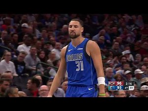 Klay Thompson shoots corner-3 backwards for a turnover in the clutch - 11/5/25