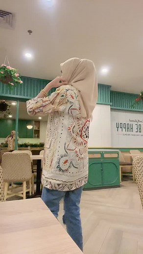 Stylish Café Look: Fashion Tips for Indoor Settings