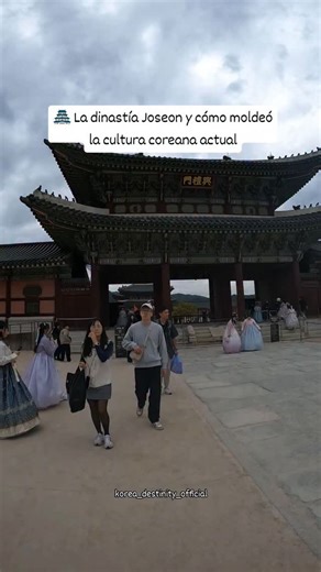 La dinastía Joseon (1392–1910) no es solo una parte del pasado: muchas de las normas, valores y comportamientos de Corea hoy nacen aquí. 🧠 El Confucianismo como base social Durante Joseon, el confucianismo se convirtió en la ideología principal del Estado. Esto estableció valores que aún se sienten hoy: Respeto absoluto a la jerarquía Importancia de la edad y el estatus Prioridad de la familia sobre el individuo Roles de género muy definidos 📌 Por eso hoy en Corea: La edad importa tanto Se usa