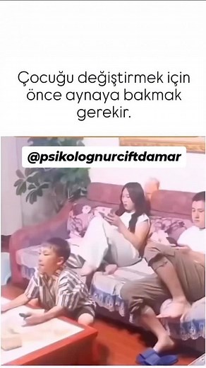 Şerife Nur Çiftdamar on Instagram: "👨🏻🙍🏻‍♀️👶🏻 “Çocuk, anne babasının yansımasıdır” cümlesi, ebeveyn-çocuk ilişkilerinin temel gerçeklerinden birini özetler. 🌱 Çocuk, dünyaya geldiğinde boş bir sayfa gibidir; kimliğini, davranış biçimlerini, değerlerini ve hatta duygularını büyük oranda ebeveynlerinden öğrenir. Sadece sözlerle değil, en çok da 👀 gözlem yoluyla… Yani anne-baba nasıl düşünür, nasıl konuşur, nasıl tepki verirse; çocuk da bilinçsizce bu örüntüleri içselleştirir. ⚠️ Bu yüzden 