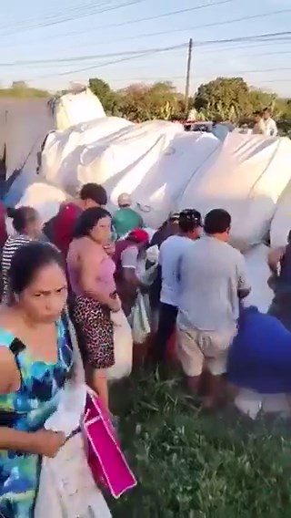 CAMIÓN VOLCADO DESATA SAQUEO DE AZÚCAR EN CUCUYULAPAUn camión cargado con azúcar volcó el lunes en la carretera Villahermosa-Cárdenas, a la altura de Cucuyulapa, Tabasco, donde decenas de personas se acercaron a la unidad para extraer la carga esparcida sobre el asfalto.La escena mostraba costales abiertos, producto derramado y personas cargando bolsas y recipientes mientras el vehículo permanecía inclinado a un costado de la vía; en el lugar también se observó la presencia de elementos de la Gu