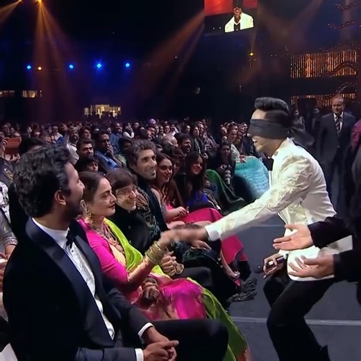 Ayushmann Khurana Ne Aise Guess Kara Blindfold me Sabko 😂 | IIFA Awards
