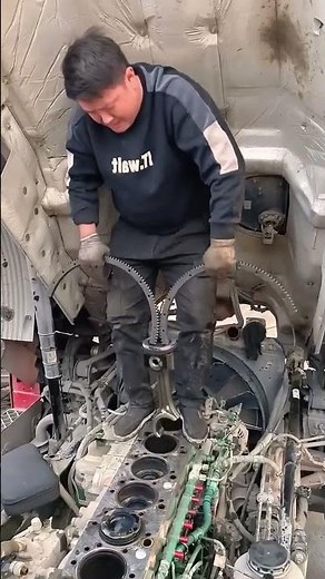 Disassembly process of diesel engine pistons