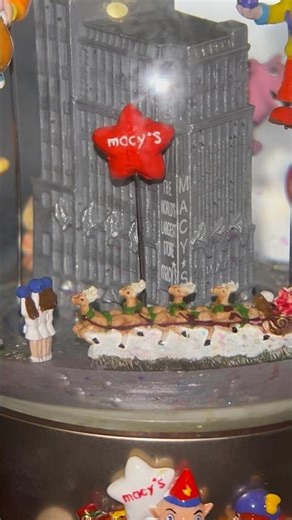 2006 Macy’s Thanksgiving Day Parade Snow Globe!