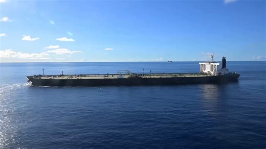 美国战争部的X账号发布了一段视频。展示了美军特种部队在印度洋上，对受制裁的无国籍船只“Majestic X”号进行了海上拦截和登船检查。该船从伊朗运送石油。目前美军对伊朗油轮的拦截已经扩大到所有国际水域。再有一周伊朗的储油设施就会填满，到那时伊朗只能关闭油井，彻底失去石油收入。伊朗将弹尽粮绝