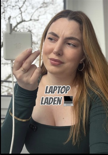 🔌 Laptop laden – wichtige Verben im Alltag Heute zeige ich dir ein paar nützliche Verben und Wörter rund ums Laptop-Laden: 📌 Vokabeln • der Stecker • die Steckdose • das Ladekabel • der Akku 📌 Verben • einstecken = Stecker in die Steckdose stecken • laden = Akku füllt sich • herausziehen = Stecker entfernen 📌 Beispiele 💻 „Mein Laptop ist leer.“ 🔌 „Ich stecke den Stecker in die Steckdose.“ ⚡ „Jetzt lädt mein Laptop.“ 🔋 „Der Akku ist voll.“ ↪️ „Ich ziehe das Ladekabel heraus.“ ✨ Dein Turn! 
