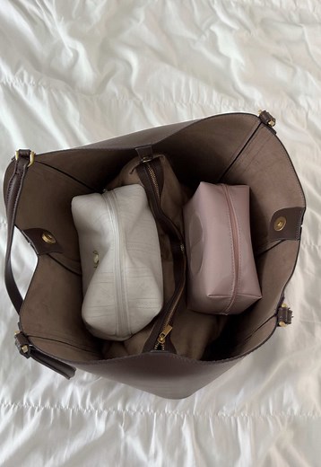Whats in my bag asmr edition 🫶🏻 @Victoria's Secret @Diorbeauty @Miu Miu @touchland @YSL Beauty @L’Oréal Paris @Fenty Beauty @IUNIK #whatsinmybag #whatsinmypurse #packing #asmr #pinkaesthetic