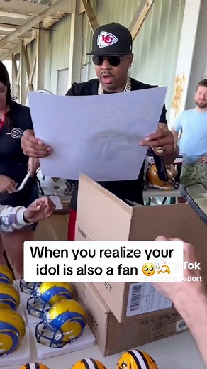 OBJ couldn’t believe A.I. asked for his autograph 🙏 (via @Odell Beckham Jr.) #nfl #football #odellbeckhamjr #alleniverson #basketball