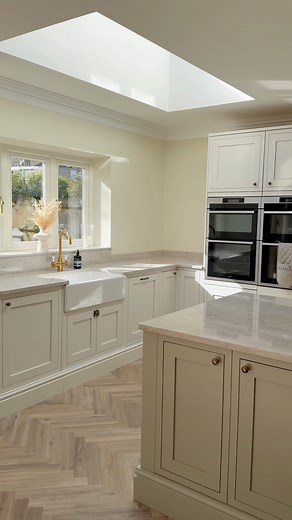 Take a look around zitajanehome’s kitchen! 👀 Expertly fitted by the trade, this space features our true in-frame Ilfracombe kitchen – complete with a two-tone island, bespoke storage, and premium details throughout. Explore Ilfracombe: hwdn.uk/IlfracombeKitchens Kitchens featured: Ilfracombe Porcelain and Sage Green | Howdens