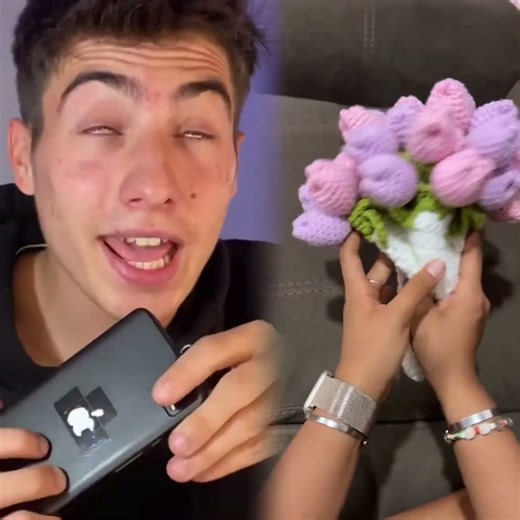 ¿Quén más huele los móviles nuevos😂 #movil #madre #hijo #parati #fyp...