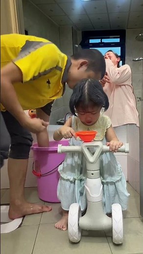 아빠가 딸 머리 감기는 방식이 너무 거칠다 ㅋㅋㅋ~/Dad’s way of washing his daughter’s hair is way too rough, hahaha~🤣🥰