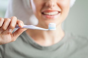 A Guide To Choosing The Right Toothpaste For Your Dental Crown | Dr. Alex Midtown NYC Cosmetic Dentist