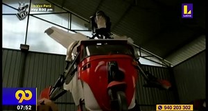 Cusco: Artistas transforman una mototaxi en un robot