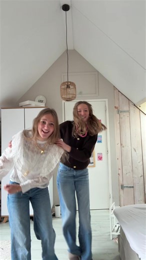 Bestie Dance in Olaf Costume - Fun with Friends!
