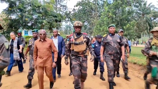 Nord-Kivu: en vacances parlementaires le député national Rubens Mikindo impressionné par l'engagement du Général-major Somo Kakule Evariste dans le développement de la province, avec notamment plusieurs projets initiés dont celui de l'élargissement de l'aéroport de Mavivi/Beni. L'élu du territoire de Walikale et président de la commission défense et sécurité à l'assemblée nationale, estime que le parlement doit avoir un œil particulier pour la province du Nord-Kivu promet lors de l'élaboration d