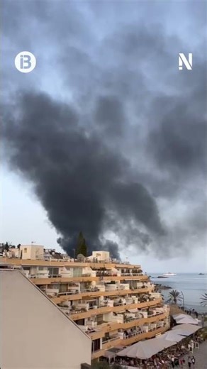 Es cala foc un iot al port d'Eivissa generant una gran columna de fum